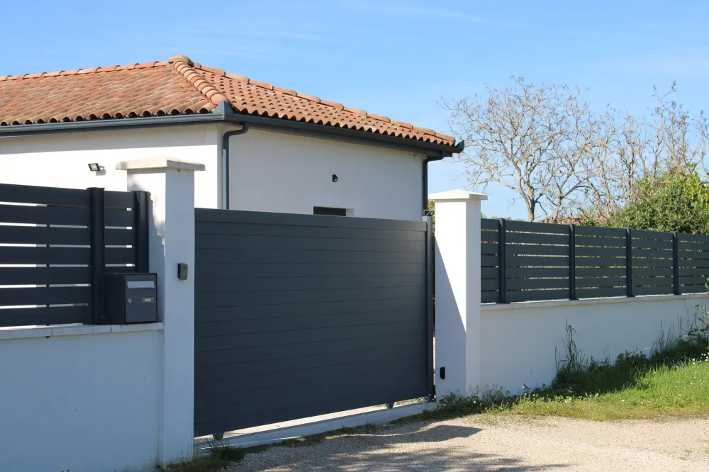 Portail alu près de Bazas